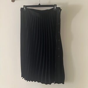 Pleated black midi skirt with side buttons